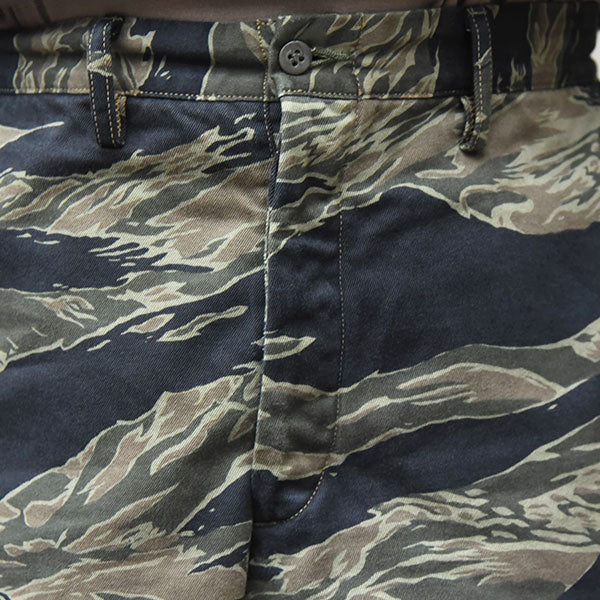 MILITARY TROPICAL SHORTS / 1960s - STYLE WORK CLOTHING / MILITARY BACK SATIN / TIGER CAMO