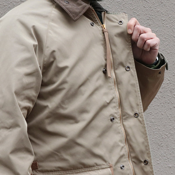 GALE HUNTER COAT / HIGH DENSITY ESTER GABARDINE / BEIGE KHAKI