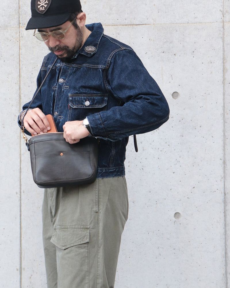 SMALL LEATHER TELEPHONE SHOULDER BAG / COW HIDE / BLACK / A5 SIZE